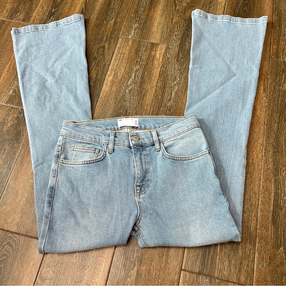 ASOS DESIGN flared jeans in mid wash blue Size 30 - Picture 4 of 10
